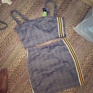 MEDIUM KNIT SKIRT AND SIZE LARGE KNIT CROP TOP